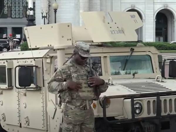 Como parte de sus políticas anti-migración, Trump ha amenazado con desplegar a militares en varias ciudades y regiones gobernadas por la oposición.