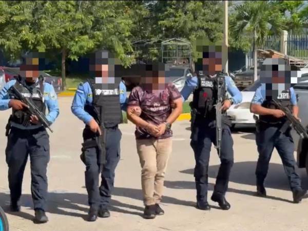 Equipos de la Policía Nacional capturaron al supuesto responsable del asesinato del catedrático de la UNAH en Comayagua y lo pusieron a disposición de las autoridades competentes.