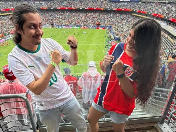 El amor ganó antes del pitazo inicial: esta pareja disfruta del Mundial apoyando a selecciones distintas, pero compartiendo la misma pasión por el fútbol.