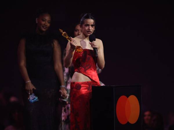 Al aceptar el galardón, la catalana dijo que era un honor poder llevar su música fuera de casa.