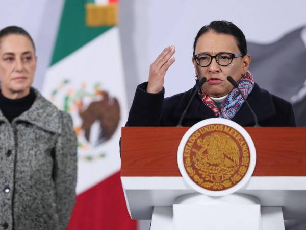 La secretaria de Gobernación, Rosa Icela Rodríguez /d), habla durante una rueda de prensa de la presidenta de México, Claudia Sheinbaum, en Palacio Nacional de la Ciudad de México (México).