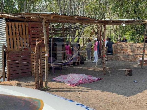El cuerpo de la víctima quedó en la parte de enfrente de su negocio, donde fue atacado por los sicarios.