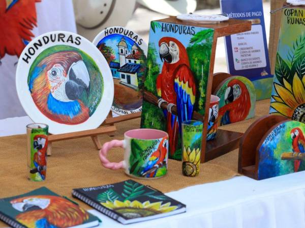 Diversas artesanías han sido instaladas para su comercialización en la plaza central de Copán Ruinas, donde se celebra el Guacamaya Fest 2026.