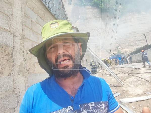 Por apenas unos cuantos pasos, Allan Alexis Martínez Silva se convirtió en uno de los sobrevivientes al derrumbe de un cerro en el anillo periférico, percance que genera consternación este martes 23 de junio en la capital de Honduras. El conductor de tanque contó a EL HERALDO cómo logró sobrevivir.