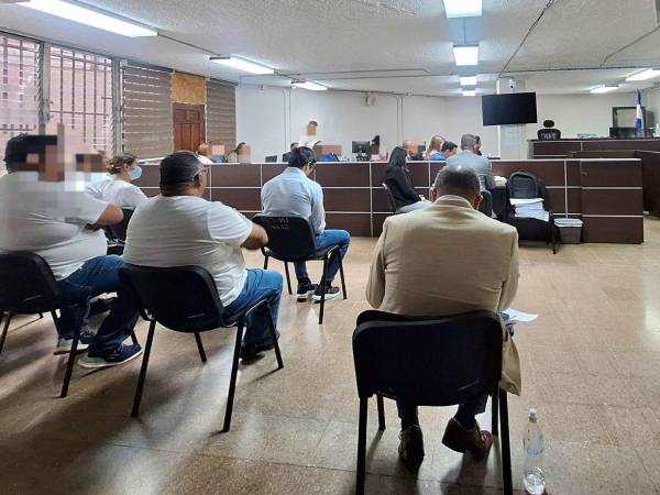 Los acusados llegaron a los tribunales bajo fuertes medidas de seguridad para enfrentar su audiencia inicial por presunta corrupción en la Alcaldía de San Pedro Sula.