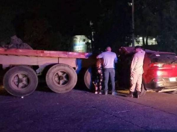 Toda la parte delantera de la camioneta quedó destrozada al impactar contra la parte trasera de la rastra.