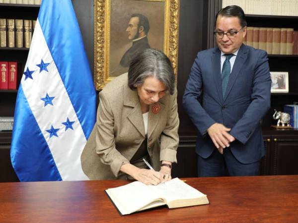 La designación de Marlon Brevé como embajador ante Japón fue firmada por la canciller Mireya Agüero.