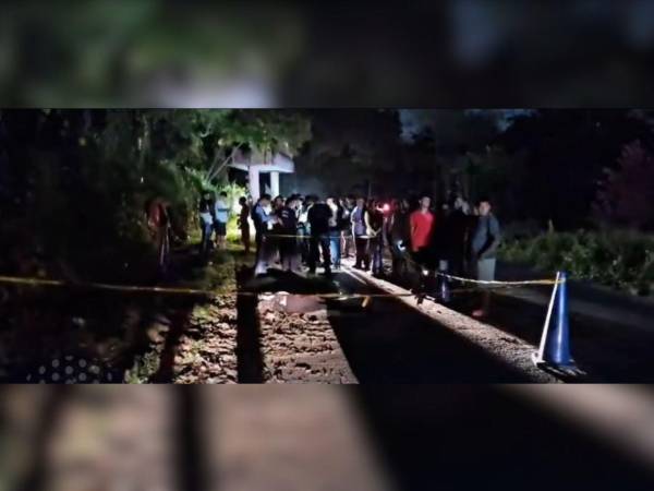 El cuerpo del hombre quedó tendido a la orilla de la calle.