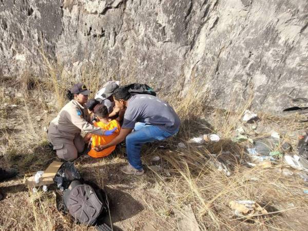 Aunque las dos personas que viajaban en el vehículo sobrevivieron, sufrieron lesiones de gravedad.