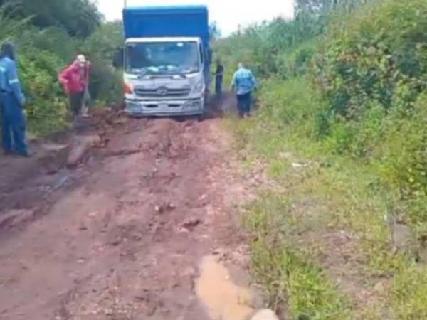 Sectores como El Rincón sufren por las calles destruidas, zonas donde se producen verduras que son trasportadas a la ciudad con dificultad.