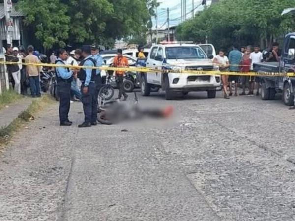 El cuerpo del joven quedó tendido al lado de su motocicleta.