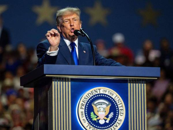La promesa del presidente de Estados Unidos, Donald Trump, de entregar 5,000 dólares a cada ciudadano adulto si el Partido Republicano conserva el control del Congreso en las elecciones de medio mandato enfrenta importantes obstáculos presupuestarios y legislativos, aunque no está claro que constituya una violación de las leyes federales contra la compra de votos.