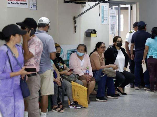 Los derechohabientes son los más afectados con la renuncia de médicos especialistas.