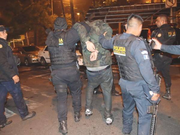 Según versión de la policía, los individuos vestían uniformes similares a los de sus agentes