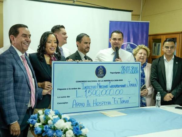 La entrega fue encabezada por el presidente del Congreso Nacional, Tomás Zambrano, junto a los diputados nacionalistas de Francisco Morazán.