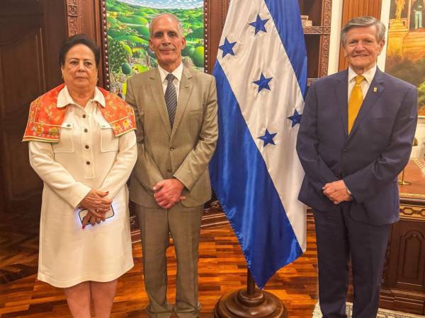 El presidente de la República, Nasry Asfura, se reunió con Martha Susana Peón Sánchez, embajadora de México en Honduras y con un grupo de empresarios que están interesados en invertir en el país.