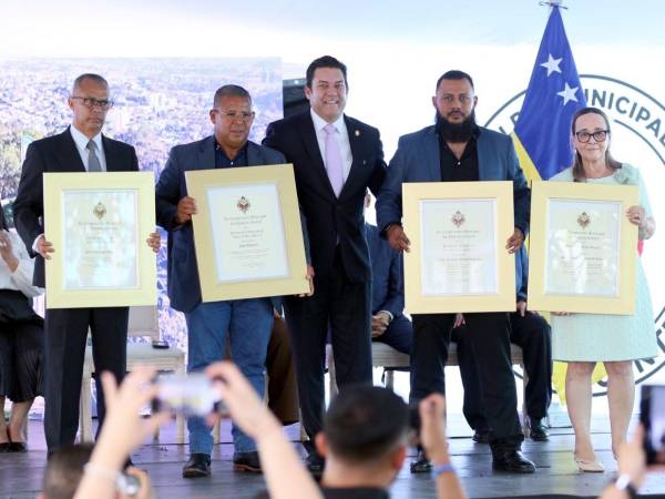 Cuatro profesionales de la comunicación —un veterano de la radio y la televisión, un fotorreportero, un camarógrafo y un medio digital— recibieron los galardones que llevan los nombres de tres referentes históricos del gremio periodístico.