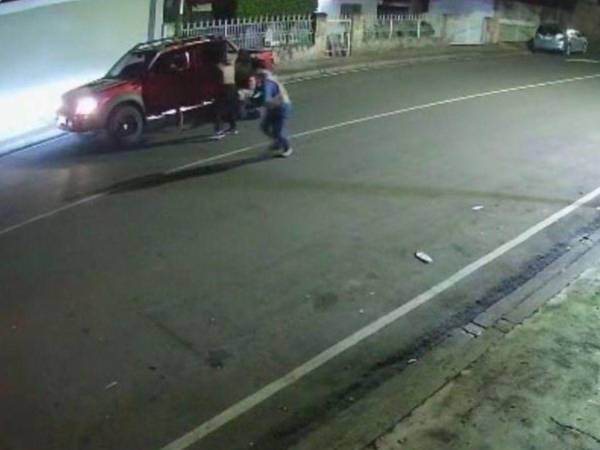 En la calle principal de la colonia Loarque de Comayagüela, supuestos integrantes de la Pandilla 18, bajaron al conductor de una camioneta y se la robaron para cometer otros actos criminales.