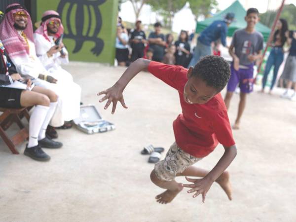 <b>SOCIEDAD.</b> Jóvenes compiten en un campeonato de farmeo de aura en Sauzano (Brasil). La competencia popular entre niños y adolescentes reúne a participantes que se disputan la reacción del público, demostrando su carisma y presencia escénica.