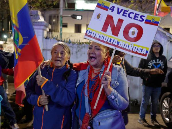 Simpatizantes del Movimiento Revolución Ciudadana celebran el triunfo del 'No' en el referéndum este domingo, en Quito.