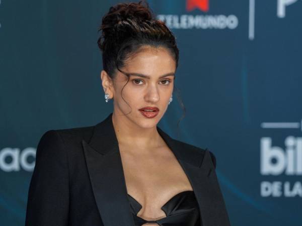 El reconocimiento llegó con Rosalía como finalista en seis categorías de la misma gala, que Telemundo y Peacock transmiten en vivo con Carmen Villalobos y Javier Poza como anfitriones.