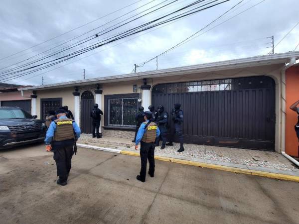 Agentes de las Fuerzas Especiales llegaron hasta los inmuebles donde se ejecutaron los allanamientos.