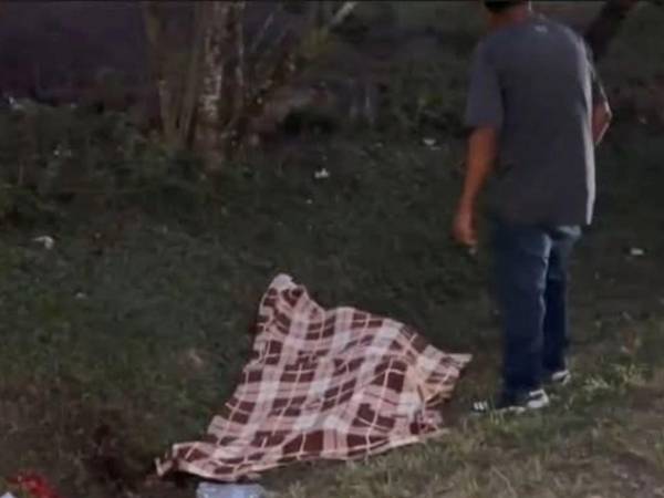 En la orilla de la carretera a inmediaciones del sector de El Playón de Santa Cruz de Yojoa, personas desconocidas y en estado de ebriedad le quitaron la vida a machetazos a Cesar Augusto Martínez Pacheco.