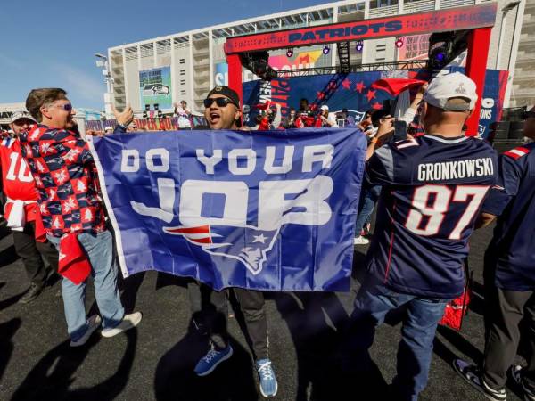 Gran ambiente afuera del Levi's Stadium para el Super Bowl.