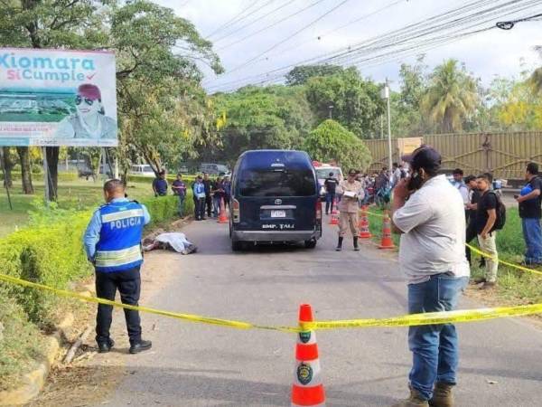 El cadáver del hombre quedó al otro lado de la calle.