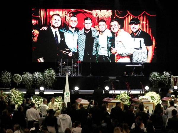 Los restos del cantante Yeison Jiménez y quienes lo acompañaban en la aeronave en la que se accidentó, reciben un homenaje póstumo en el Movistar Arena en Bogotá.