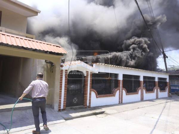 Todo lo que estaba dentro de una vivienda ubicada en la colonia Montefresco de San Pedro Sula se consumió a cenizas la mañana de este martes 19 de mayo. Aquí las imágenes del voraz incendio que dejó a una familia sin nada.