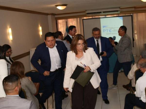 La comparecencia fue criticada por limitar el acceso de los medios y la defensa de López, lo que generó que periodistas abandonaran la sala.