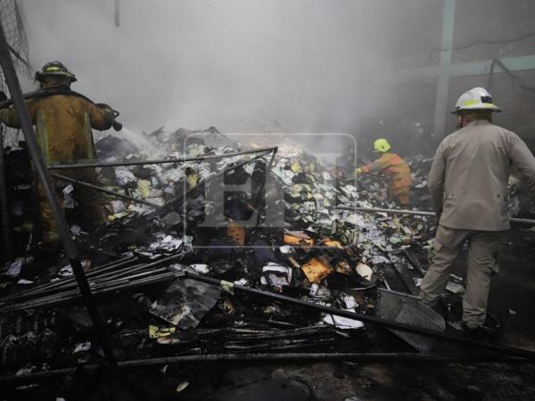 Un voraz incendio fue controlado rápidamente por bomberos en bodegas del Instituto Nacional de Migración en la colonia Quezada, cerca del cerro Juana Laínez. Aquí las imágenes del siniestro.