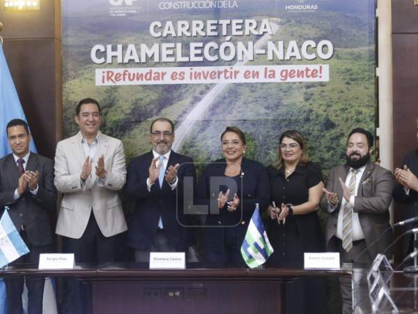 La presidenta Castro y el presidente del CAF, Sergio Díaz Granados, firmaron el acuerdo.