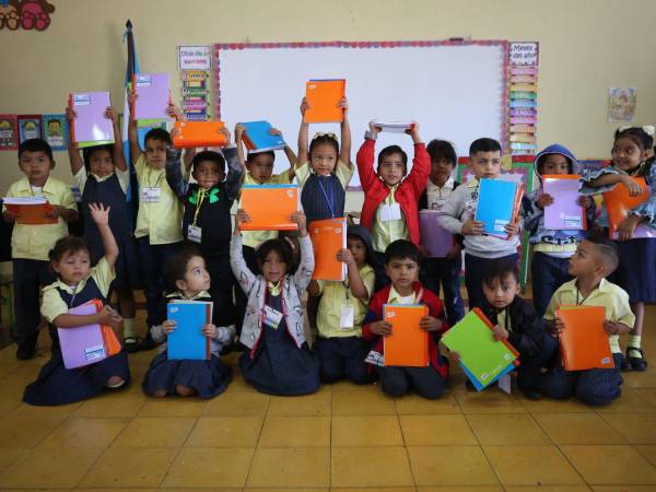 La campaña Maratón del Saber 2026 reafirmó su compromiso con la niñez al entregar cuadernos a estudiantes que comienzan a escribir sus sueños.