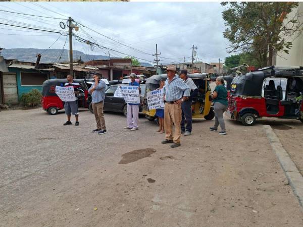 Los residentes de la aldea El Lolo protestaron en los últimos días por el deterioro de la calle principal, una vía importante para la movilidad de la zona, pero presenta daños que dificultan el tránsito vehicular y peatonal.
