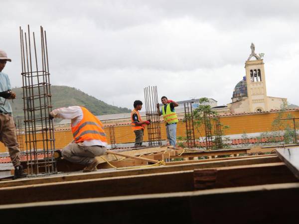 La reconstrucción del mercado San Isidro limita actualmente su actividad comercial al 30% de los puestos que conforman este histórico centro de abastos.