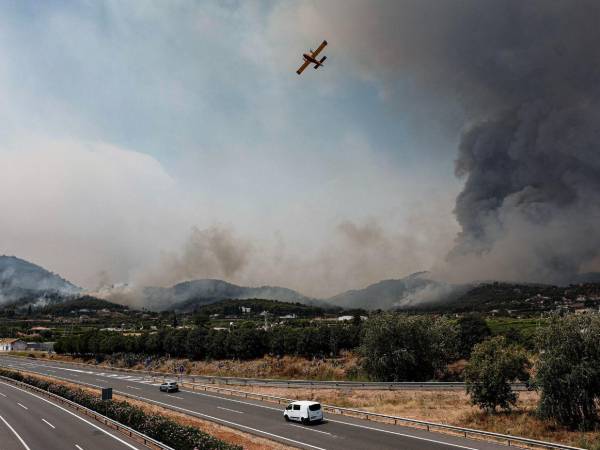 Los equipos de extinción comenzaron a contener el avance de varios focos, algunos ya desactivados, de los grandes incendios forestales que afectan al centro de España, donde se esperan aún momentos difíciles, tras quemarse 77,000 hectáreas en las provincias limítrofes de Madrid, Ávila y Toledo.
