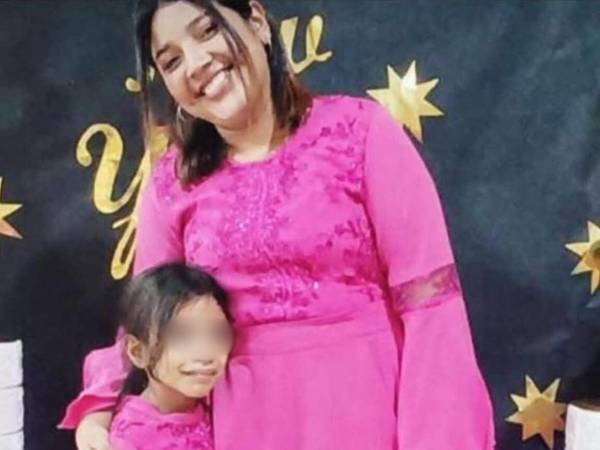Andrea (8) y Angie (18) viajaron a Roatán para pasar el día con su papá.