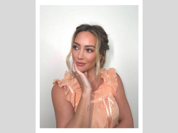 Más recientemente la cantante también protagonizó How I Met Your Father, la serie de Hulu que retoma el formato de How I Met Your Mother.