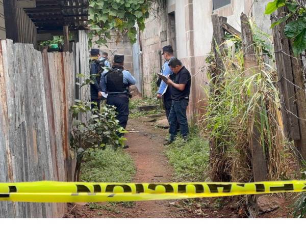 Agentes de la Policía Nacional llegaron al lugar donde fue encontrado el joven asesinado y acordonaron la escena del crimen para levantar evidencias relacionadas al caso.