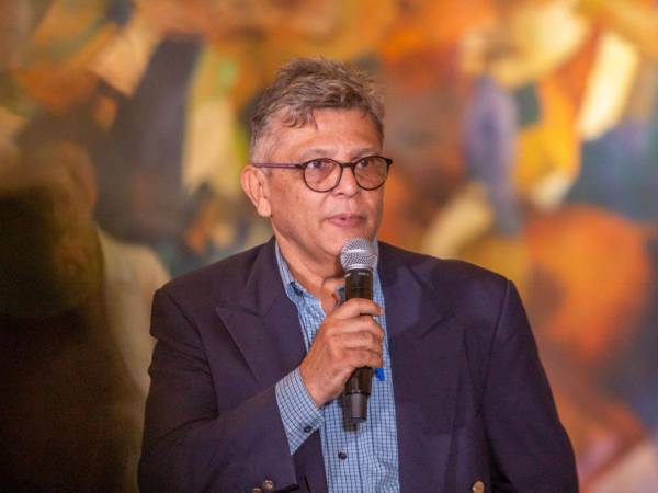 Fernando Lobo, jefe de la Comisión Administradora de Petróleo (CAP), dio a conocer en Casa Presidencial que hay abastecimiento de combustible hasta para unas tres semanas.