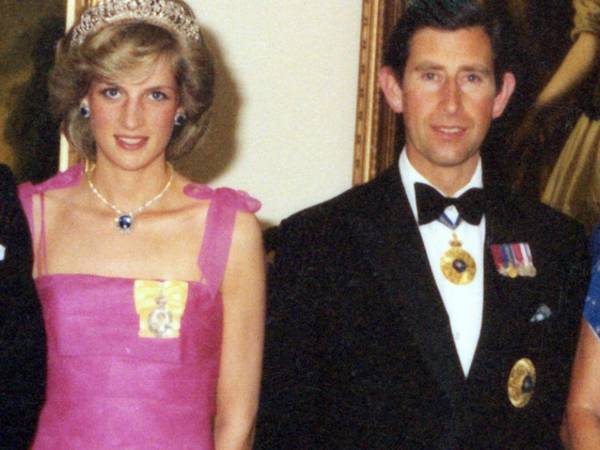 Paul Burrell, el mayordomo privado de la princesa Diana hasta el día de su muerte, publicará un libro el próximo 11 de septiembre llamado The Royal Insider donde revela detalles íntimos del matrimonio con el entonces príncipe Carlos. En los avances que se han publicado del libro, detalles episodios de tensión, infidelidad y heridas emocionales que marcaron no solo a la pareja, también a la familia real.