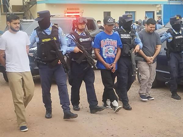Agentes de la DPI presentaron a tres presuntos integrantes de una estructura criminal señalada de cometer robos con violencia bajo la modalidad de Taxi VIP en la capital. Los sospechosos utilizaban el servicio de transporte para someter a sus víctimas y despojarlas de sus pertenencias.