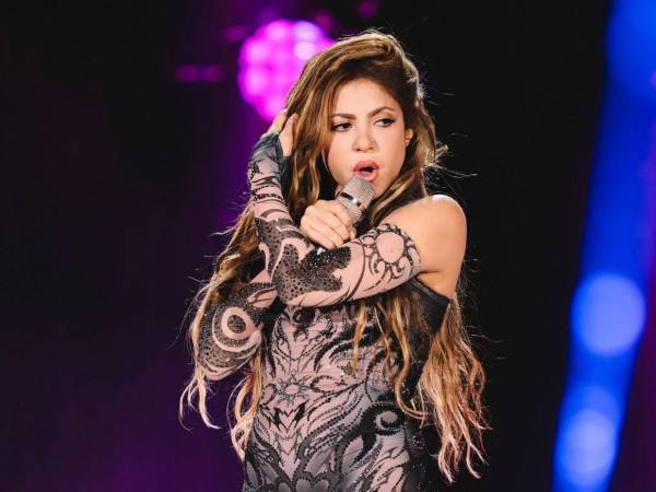 Rodeada de bailarines y con sus característicos movimientos de cadera, Shakira puso el broche final a su show con Hips Don't Lie.