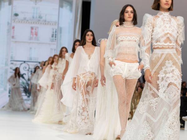 Las casas de moda muestran estas creaciones justo cuando los compromisos de Swift y Rodríguez han situado el foco mediático en cómo podrían lucir el día de su boda.