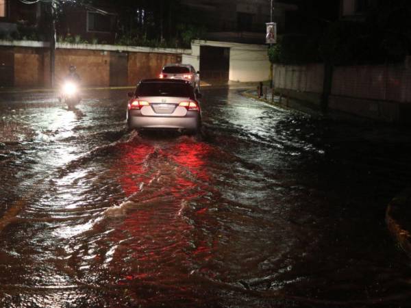 Las lluvias han causado inundaciones, derrumbes e incluso dejado a comunidades incomunicadas, sumado a más de diez personas fallecidas al ser arrastradas por ríos y quebradas.