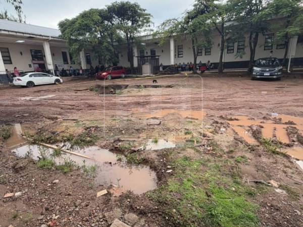 Así se encuentra el área de estacionamiento del Hospital San Felipe, donde las recientes lluvias han dejado grandes charcos de lodo.