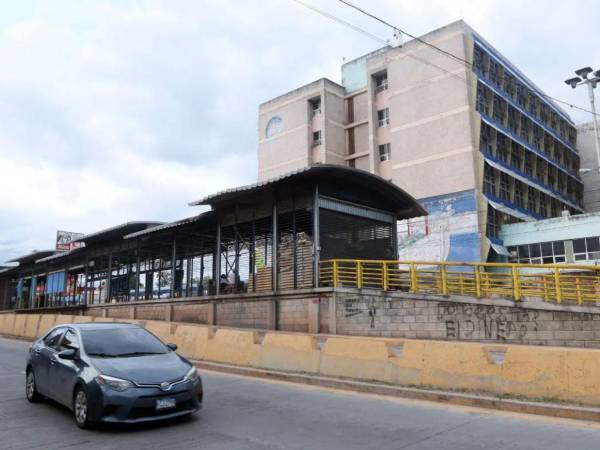 Con 600 millones de lempiras asignados al proyecto, la abandonada estructura del Tran 450 funciona como un refugio para las personas sin hogar en la capital.