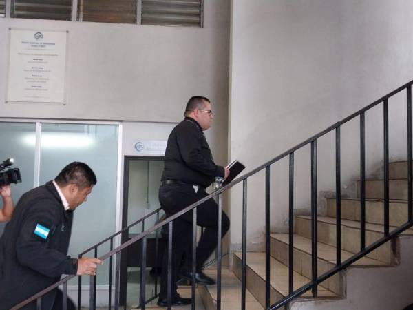 David Amaya, fiscal jefe de la Fiscalía Especial contra el Crimen Organizado (Fescco), al ingresar a los tribunales de justicia para entregar las pruebas documentales de los videos y análisis forenses en relación a Romeo Vásquez.